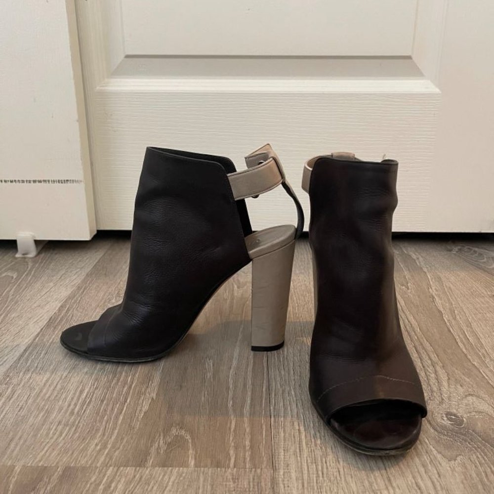 Vince Addison Peep-Toe Leather Bootie 39